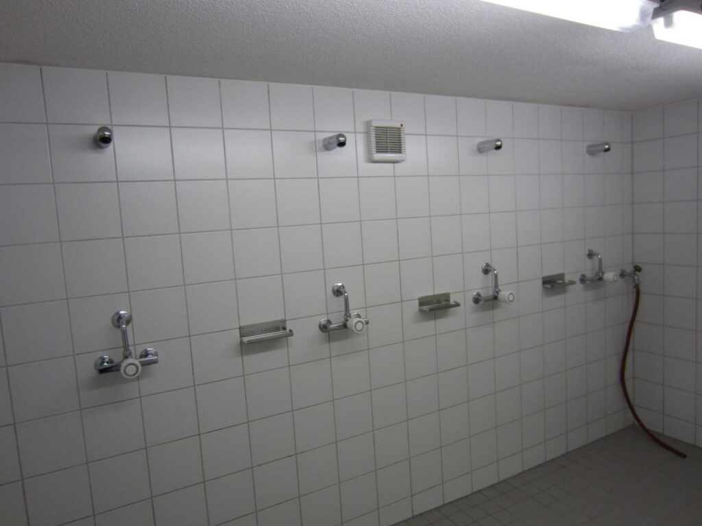 Duschraum mit mehreren Brausen