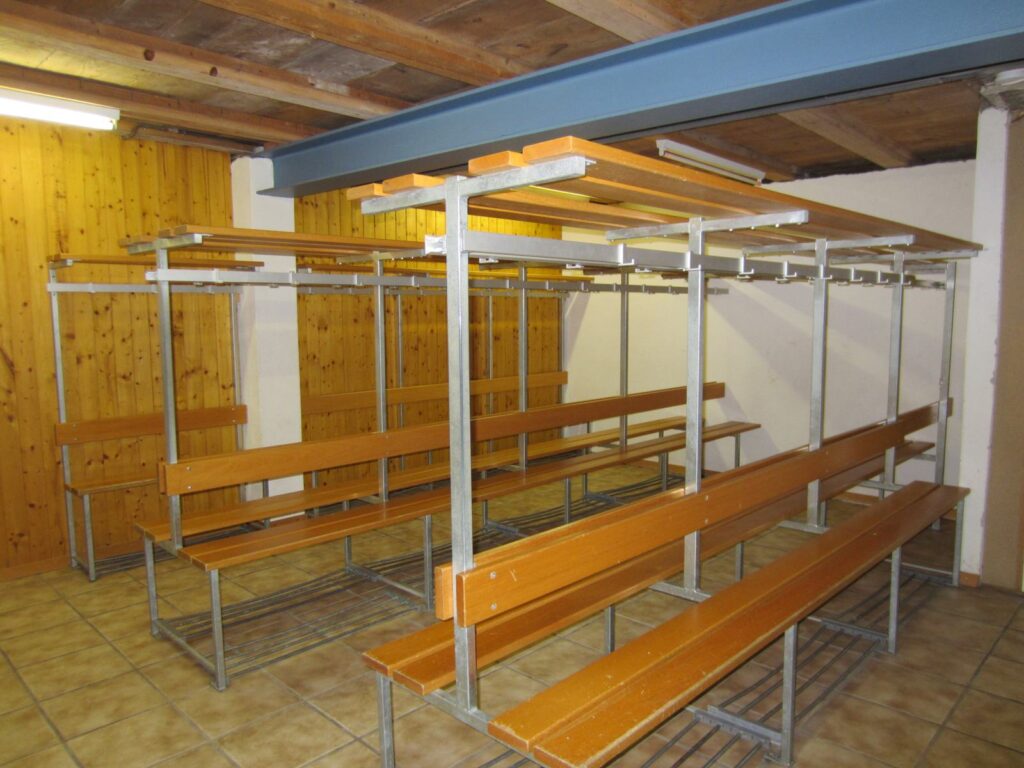 Garderobe mit Bänken und Kleiderhaken