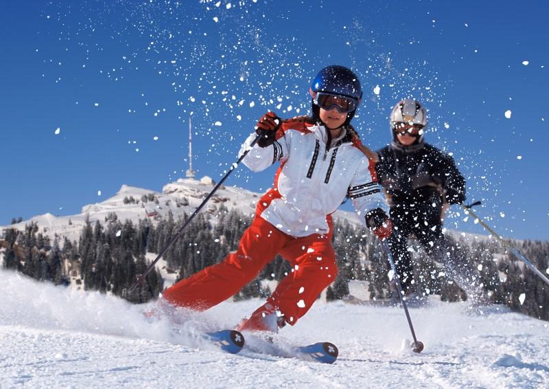 Zwei Skifahrer im Pulverschnee auf der Rigi