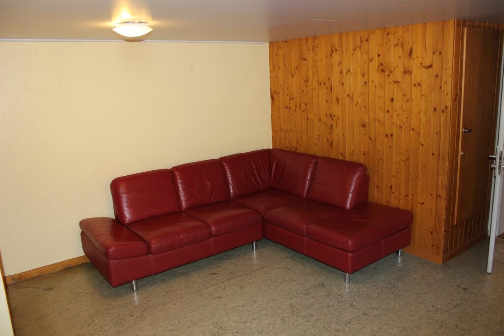 Rotes Ledersofa in der Stube