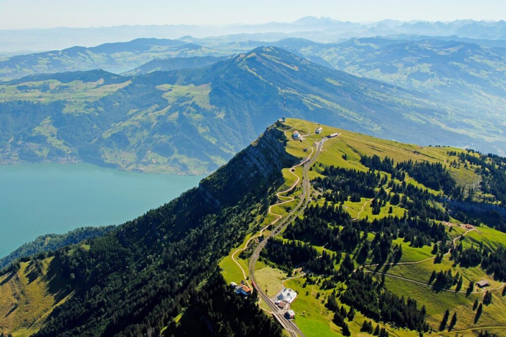 Blick über die Rigi und den Vierwaldstättersee im Sommer