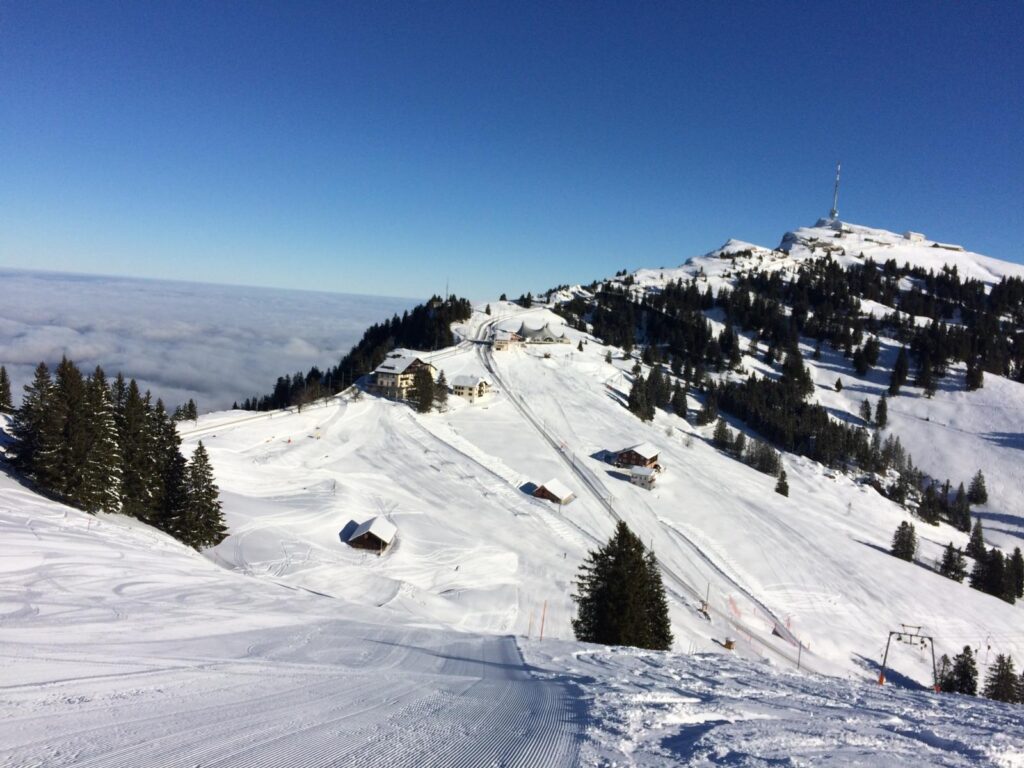 Verschneite Rigi mit Pisten über dem Nebelmeer